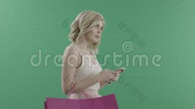 一位年轻貌美的女士带着手机和包包在绿色的屏幕上遇见一个人